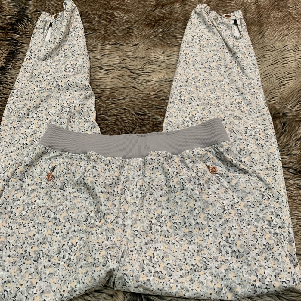 Lululemon Bring Back The Track Pant
Petite Fleur Silver Spoon / Ambient Grey